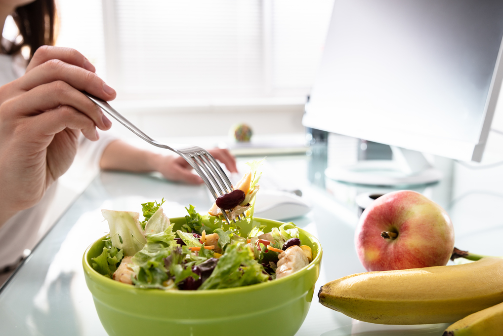 Banane, Äpfel und Salat