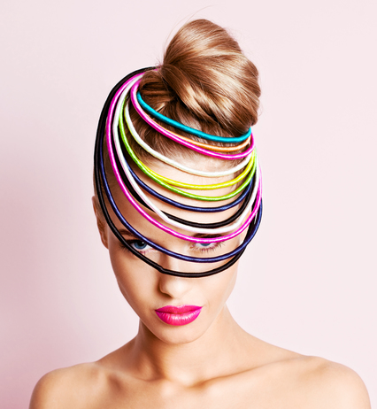 Femme avec un bandeau jaune