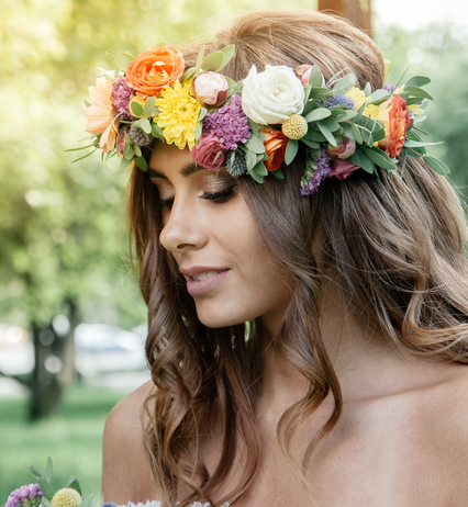 Femme coiffée d'une couronne de fleurs