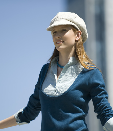 Donna con cappellino