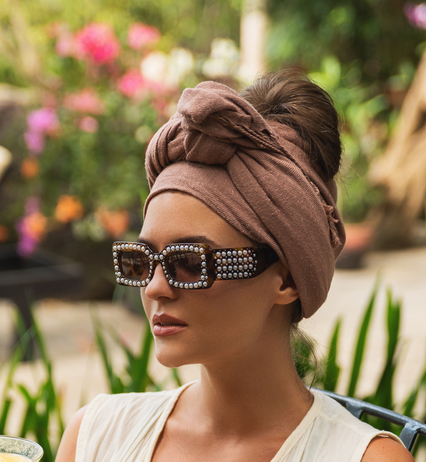 Donna con foulard sulla testa