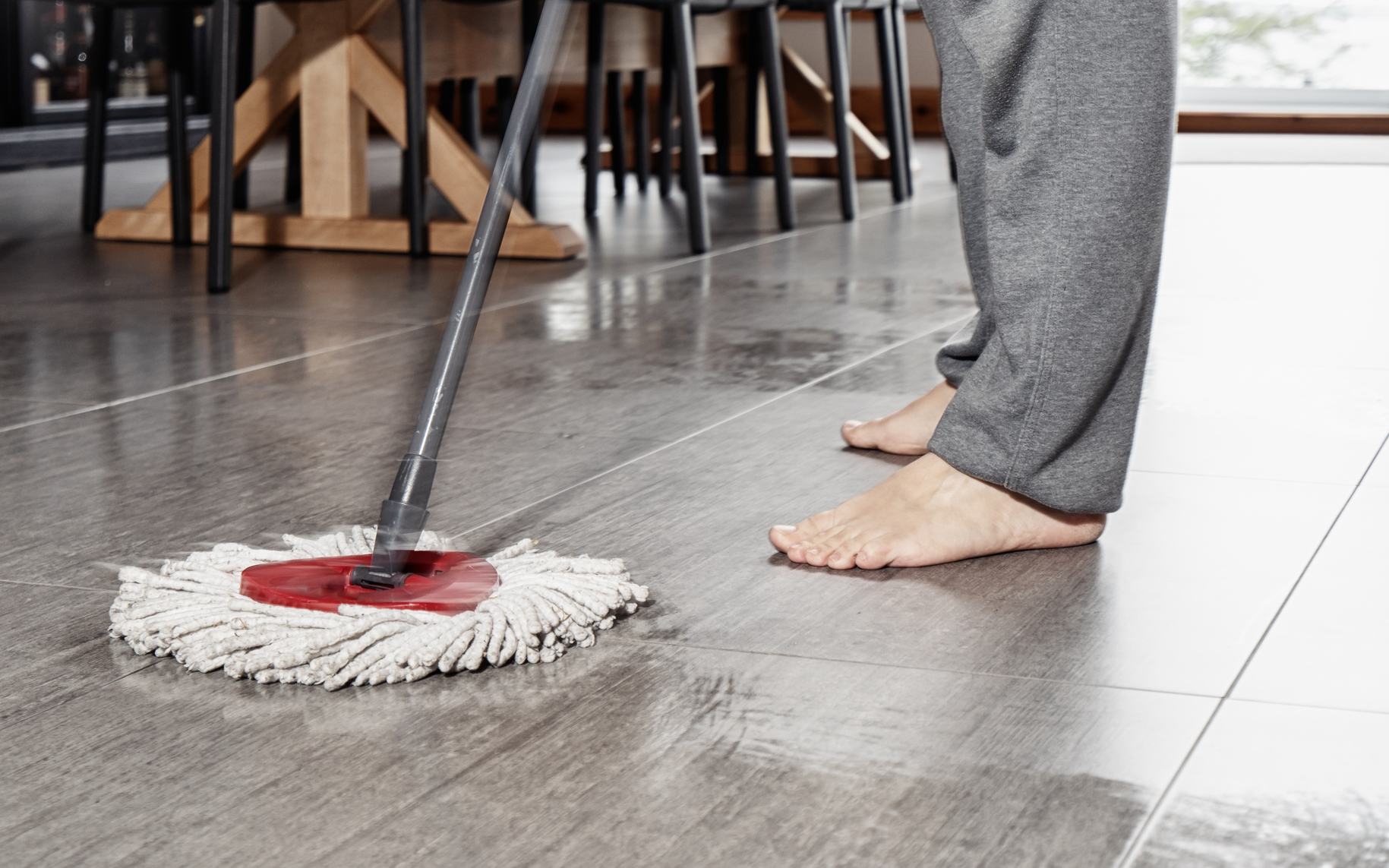 Serpillière et sol humide