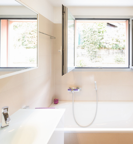 Salle de bain avec fenêtre ouverte