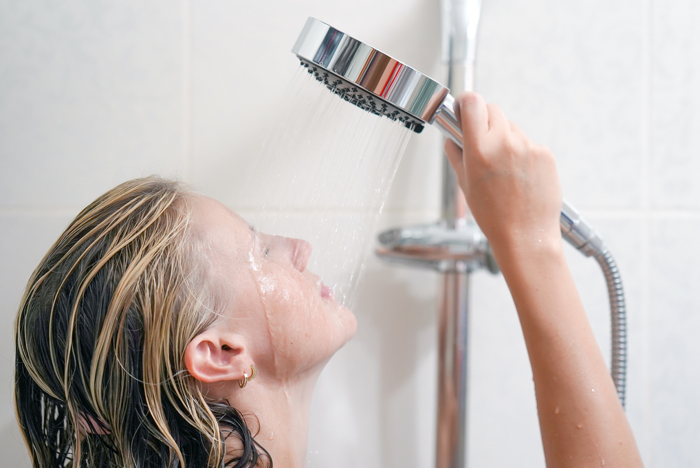 Femme se douchant le visage