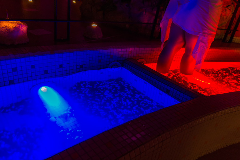 Bagno dei piedi caldo/freddo in rosso e blu