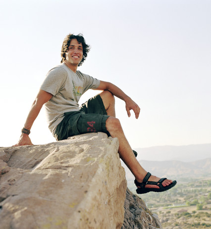 Mann mit Outdoorsandalen