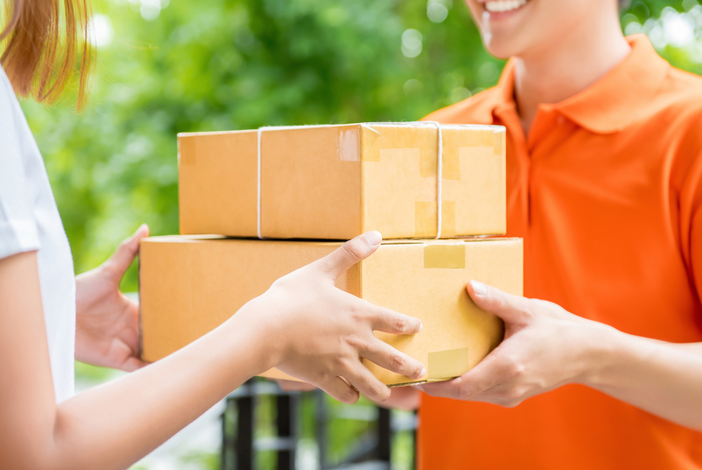 Postino porta dei pacchi