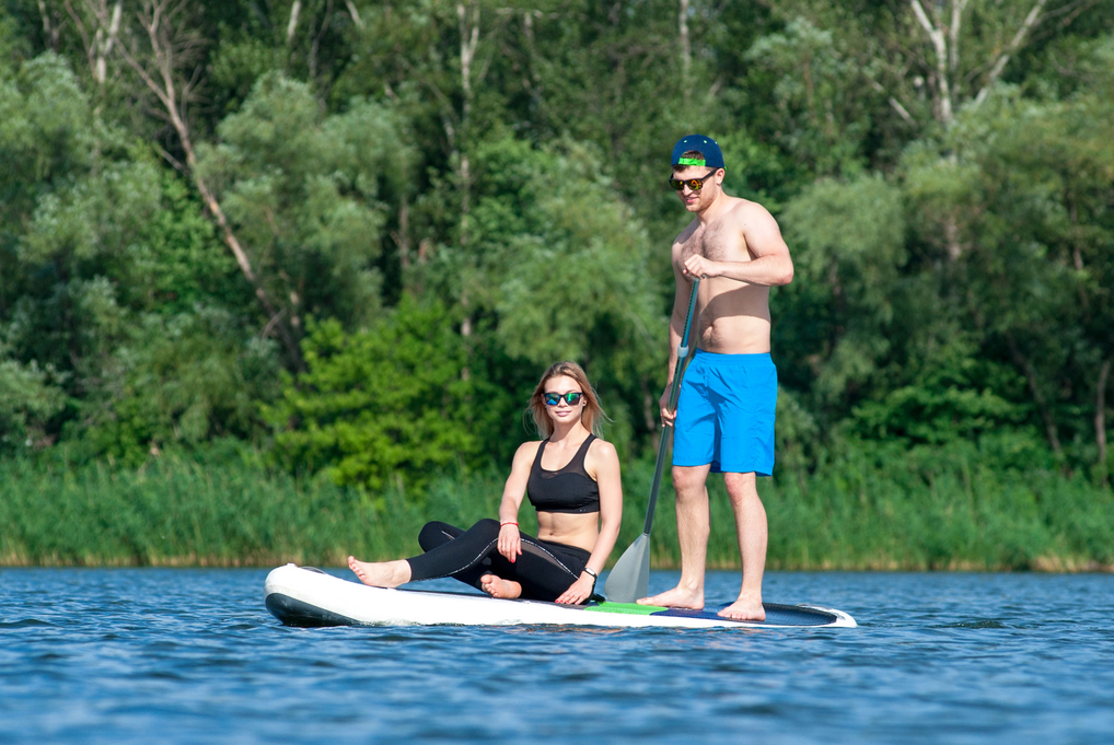 Paar auf Stand up Paddle