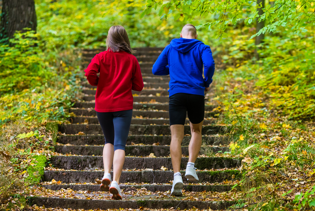 Uomo e donna salgono correndo le scale