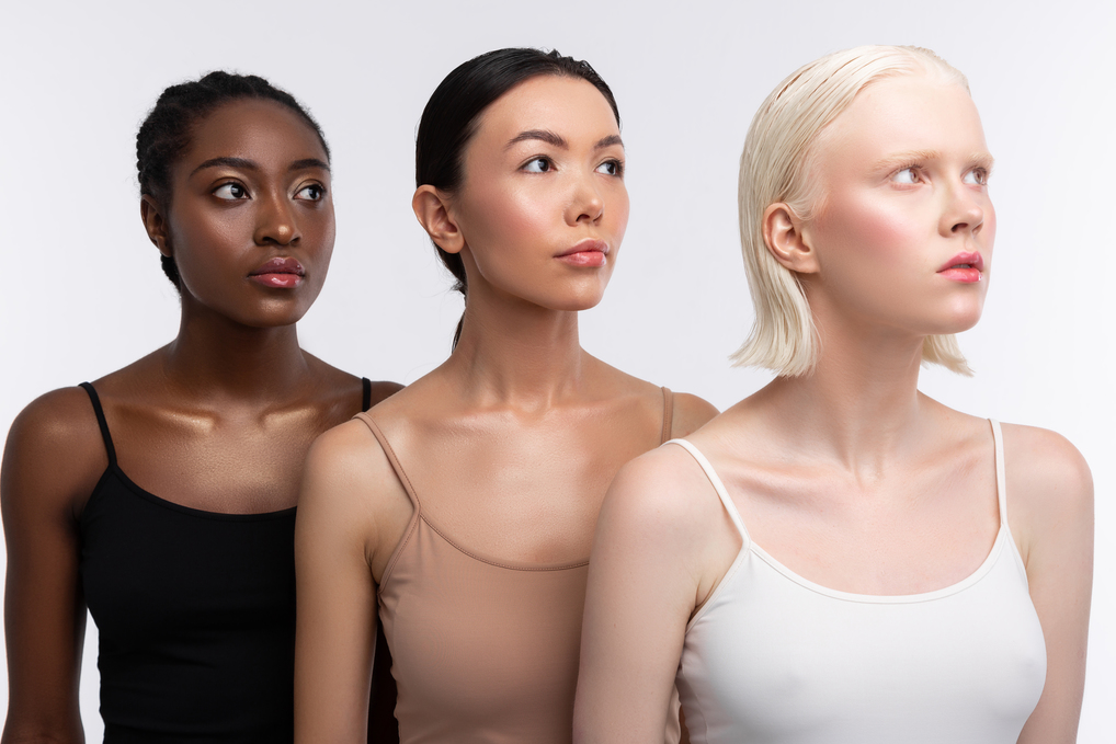 Tre donne con top diversi