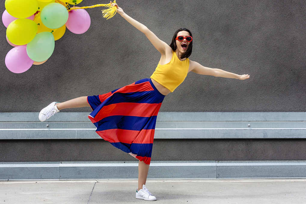 Donna con abito variegato