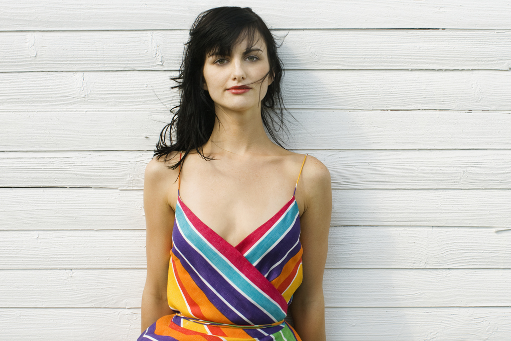 Donna con abito a strisce