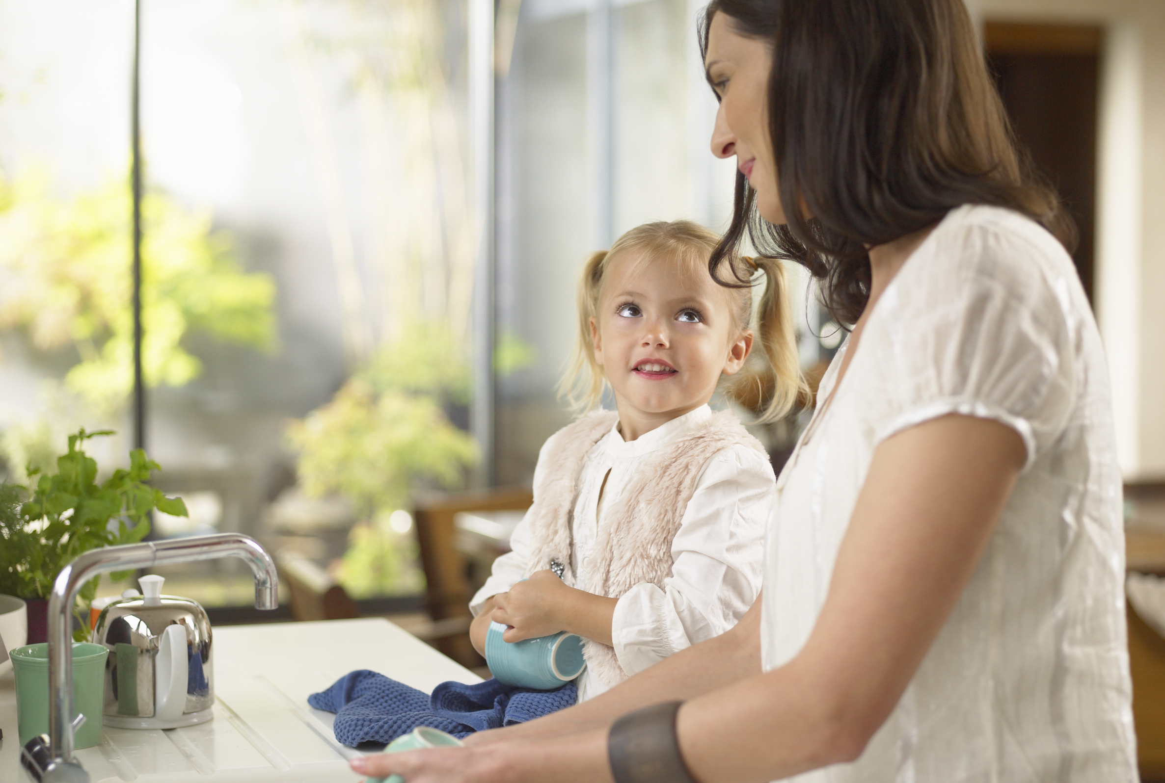 Mutter und Tochter beim Abwasch
