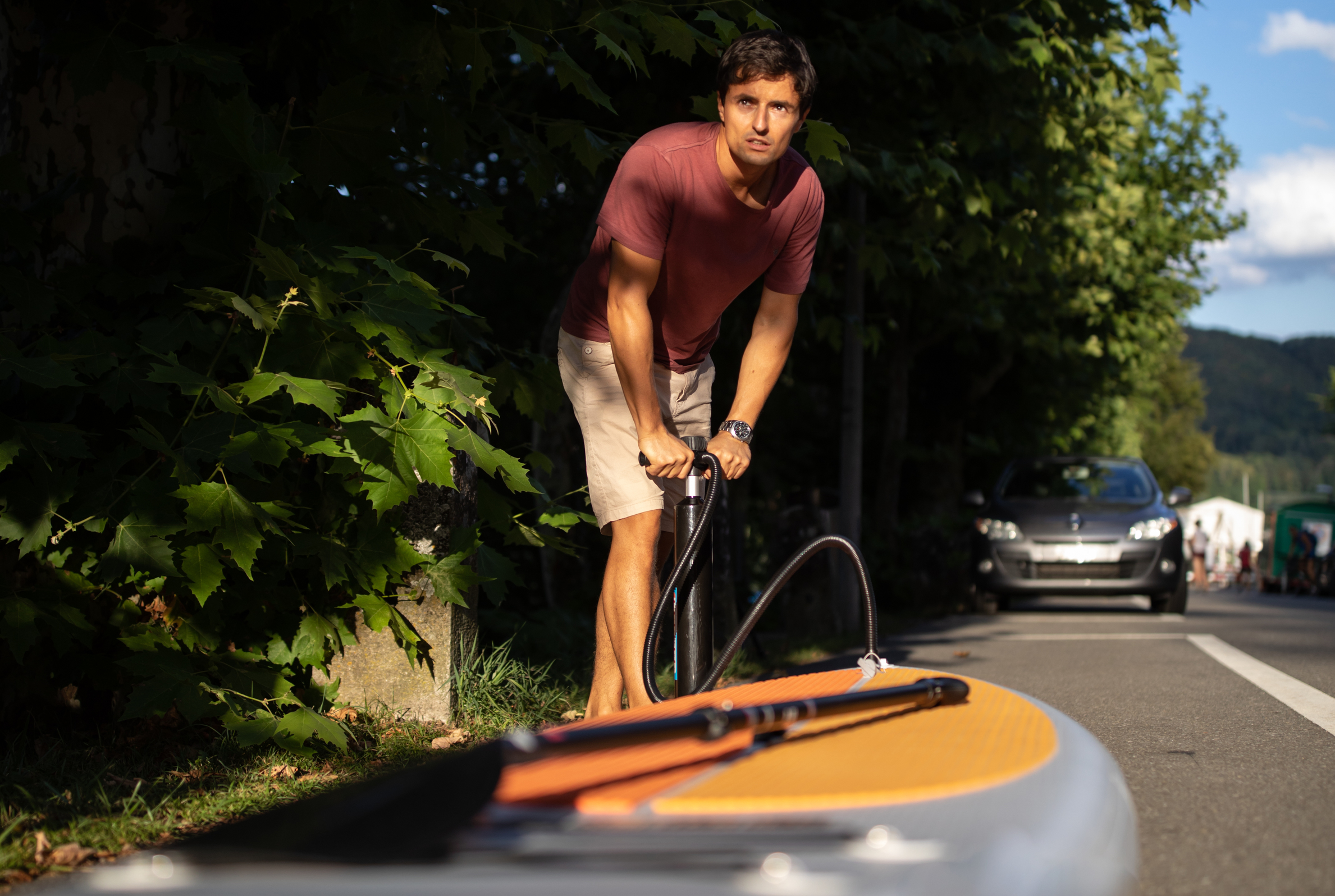 Mann pumpt Stand up Paddle