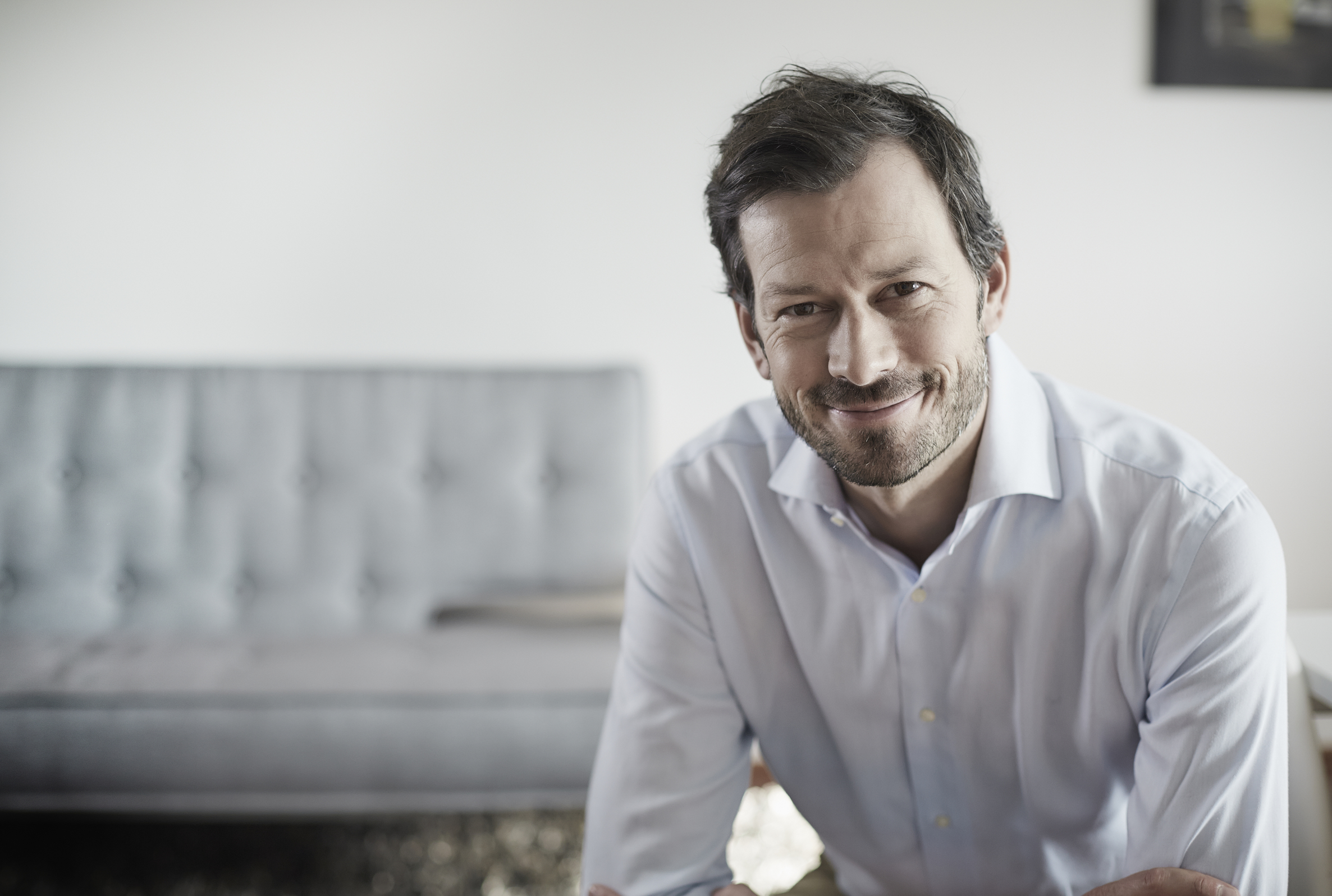 Mann in weissem Businesshemd