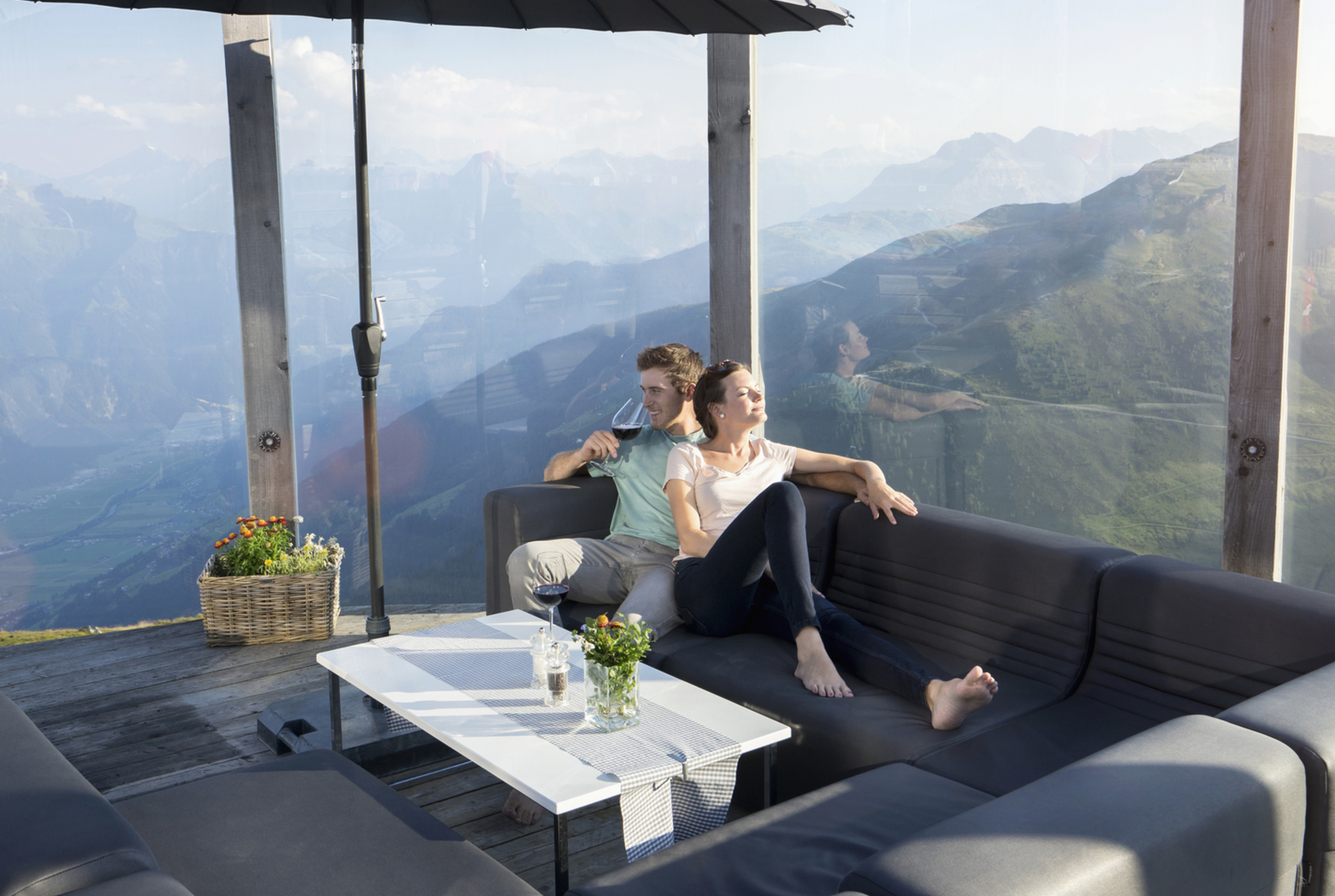 Coppia sul ponte di osservazione