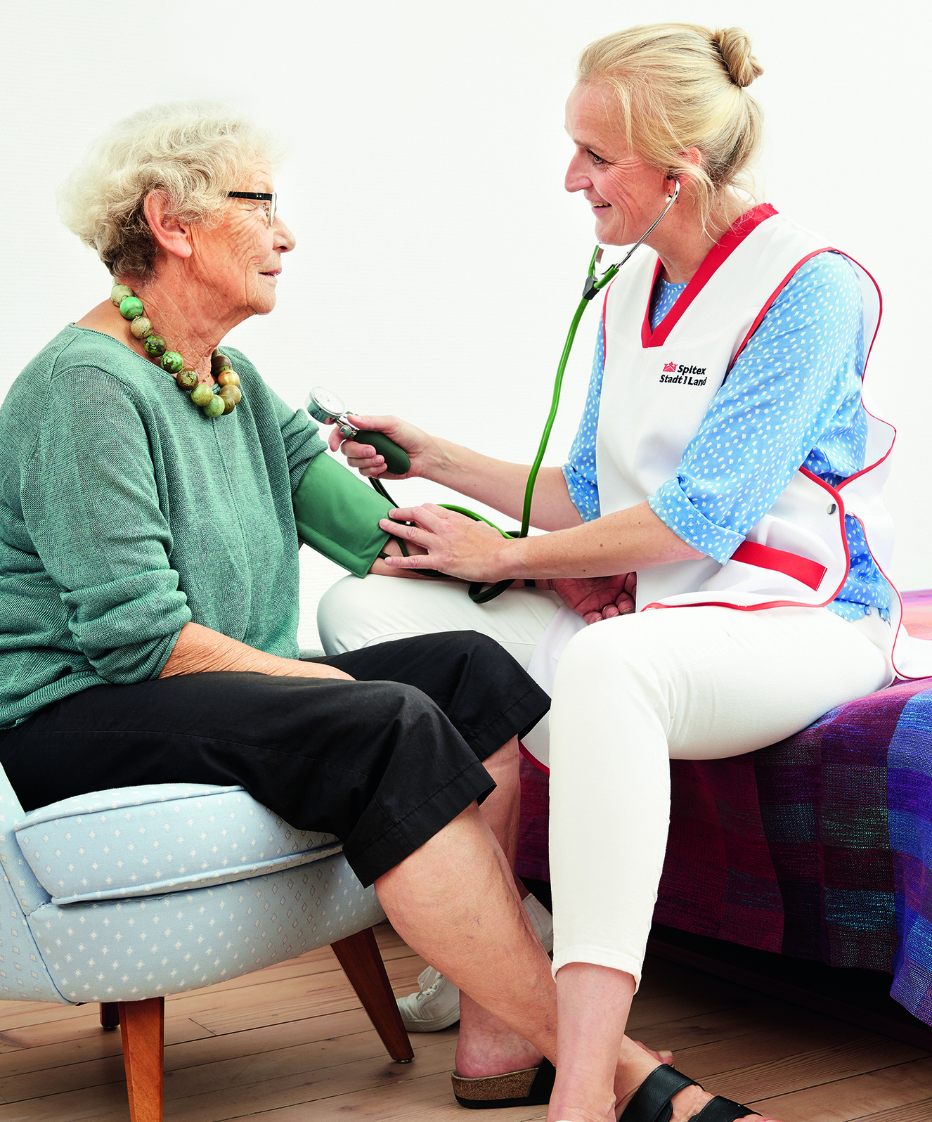 Le Spitex examine la tension artérielle d'une femme