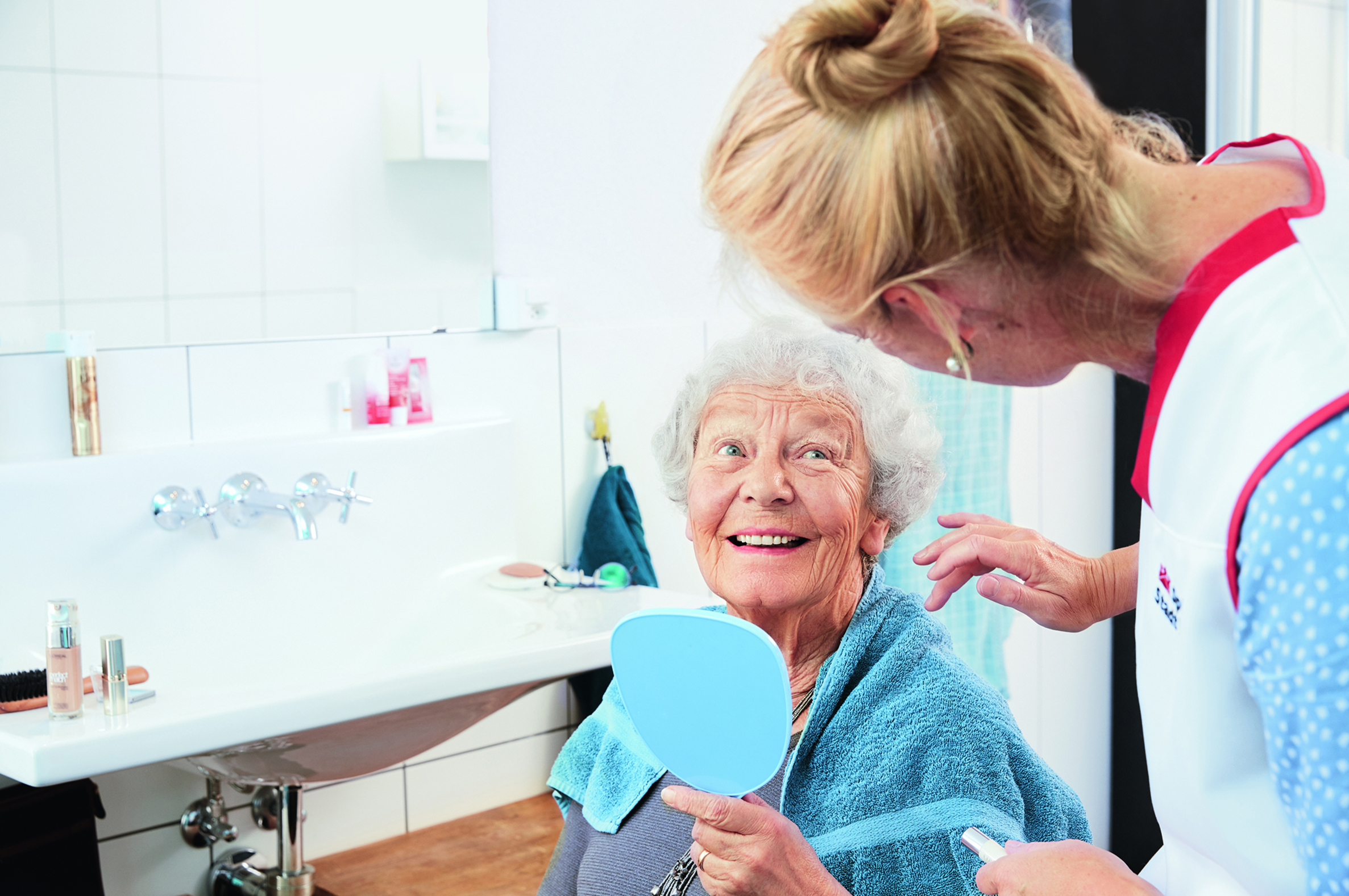 anziana signora con personale infermieristico 