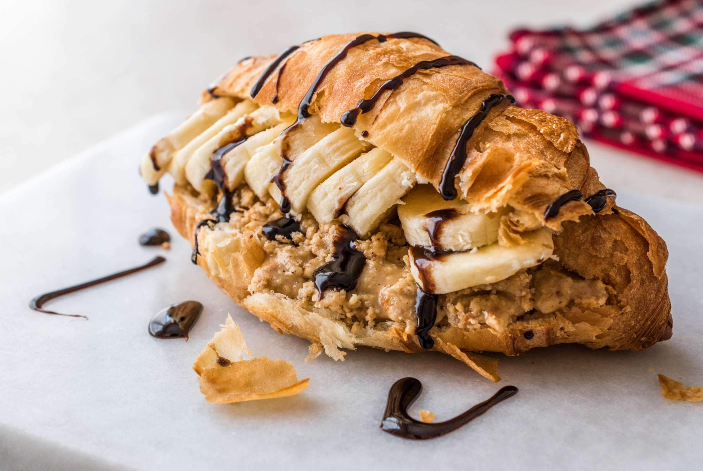 Croissant rempli de bananes et de chocolat