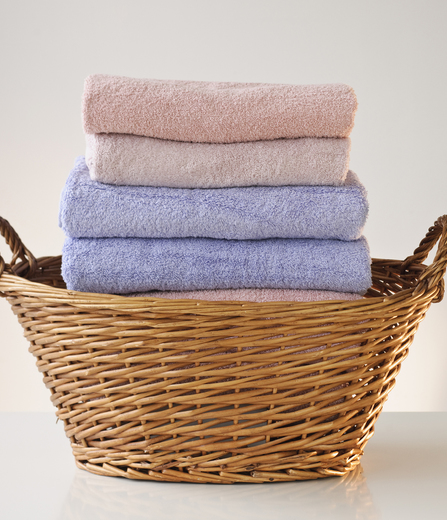 Serviettes dans un panier