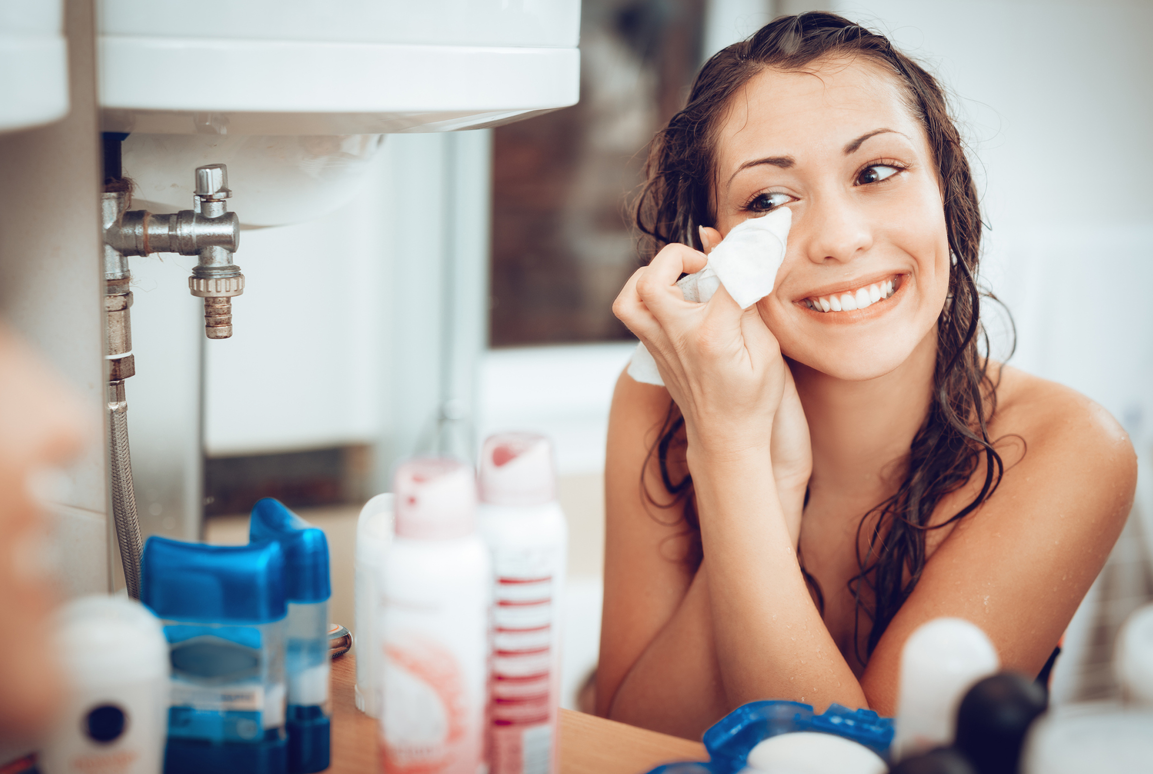 Une femme se nettoie le visage