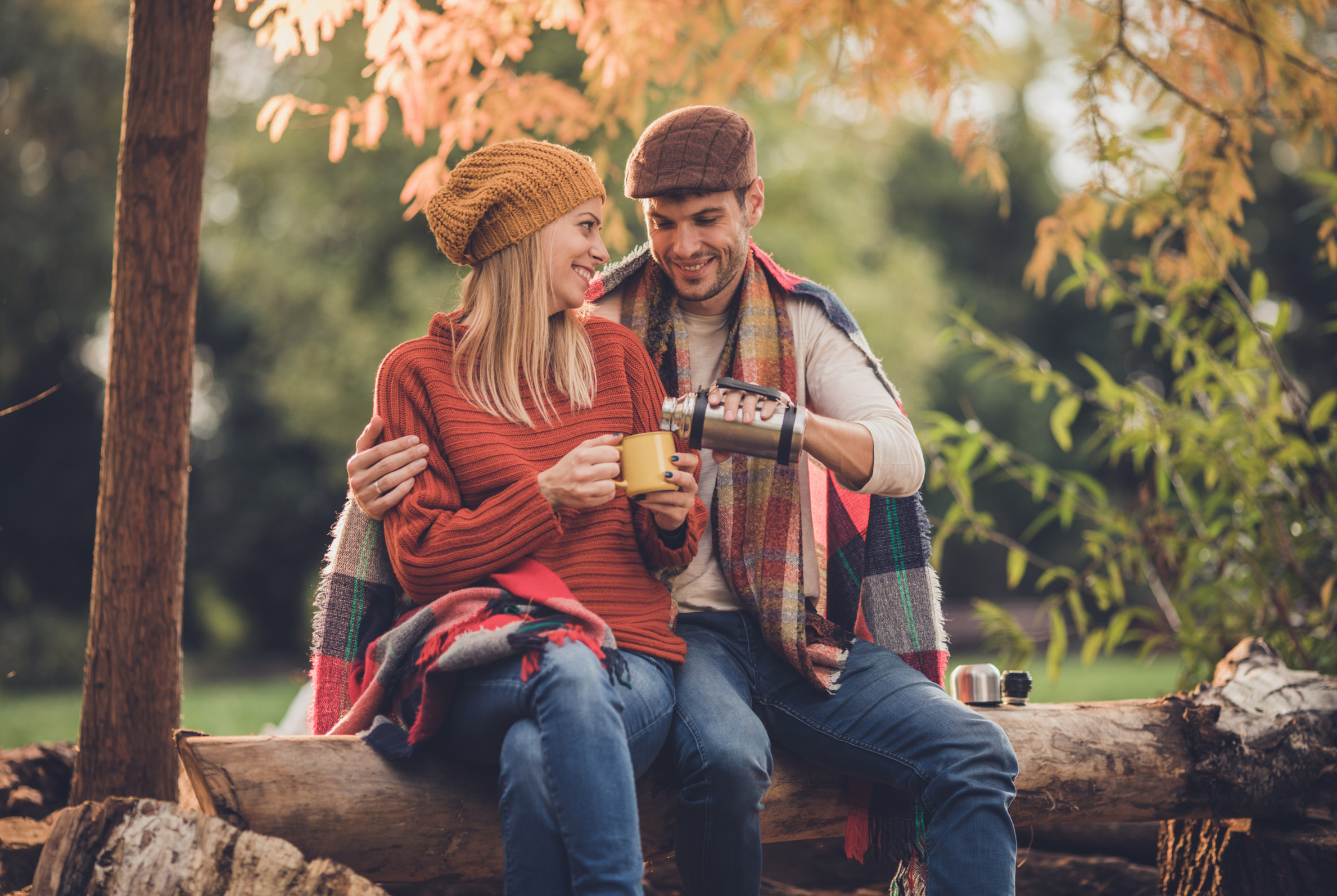 Paar mit Thermoskanne in der Natur