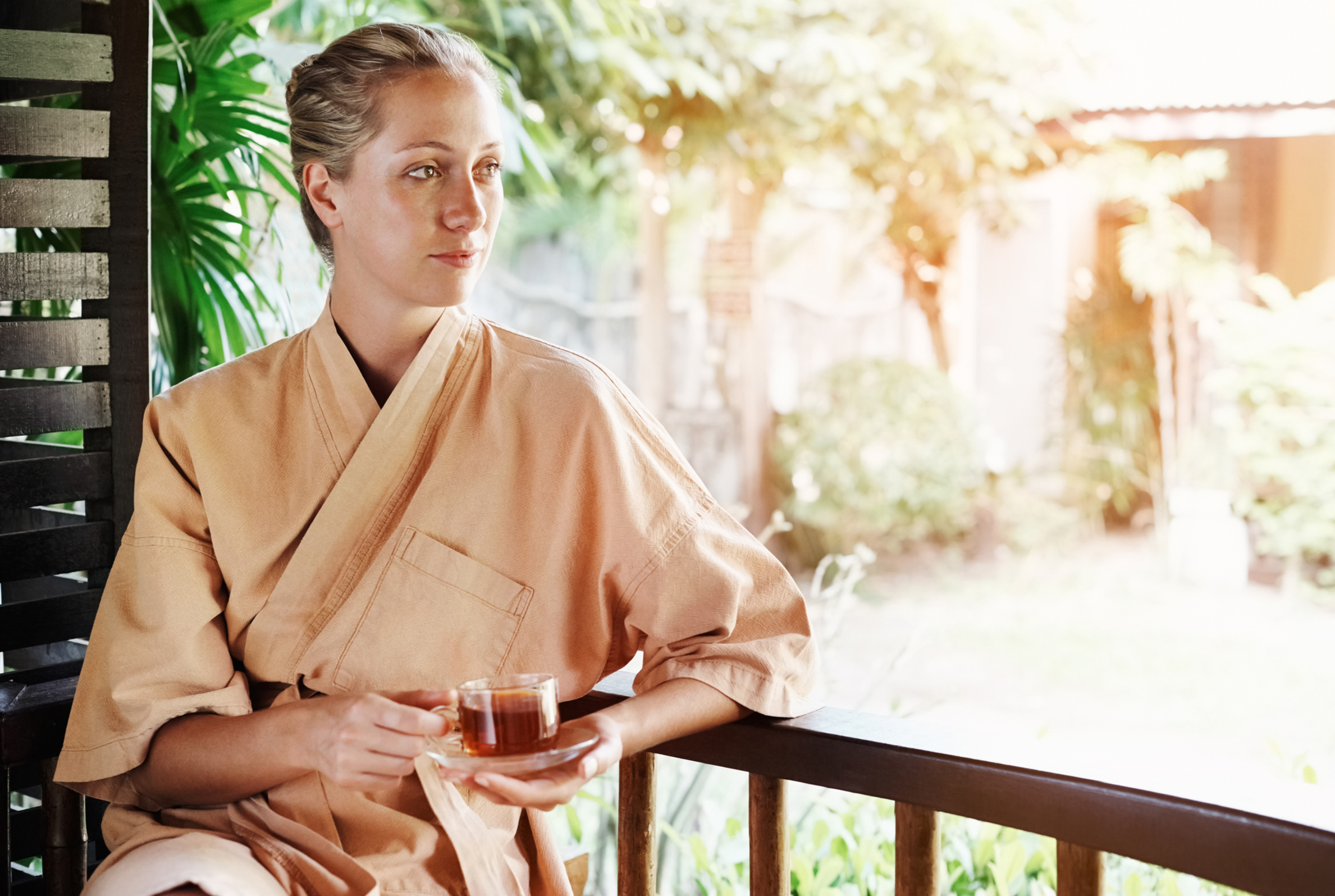 Donna con accappatoio e tazza da tè