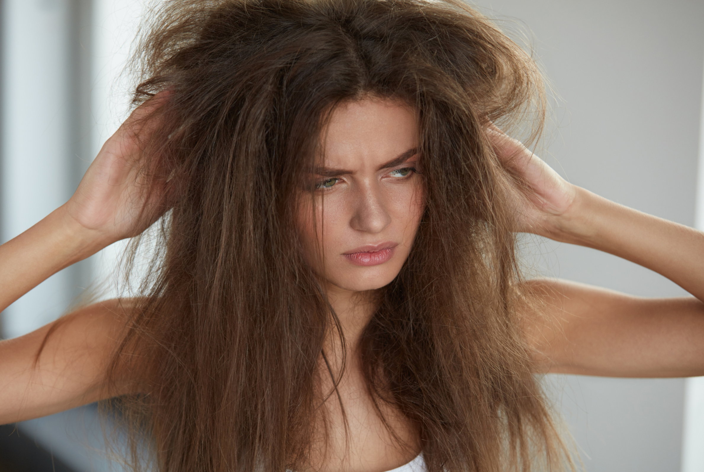 Frau mit wirrem Haar