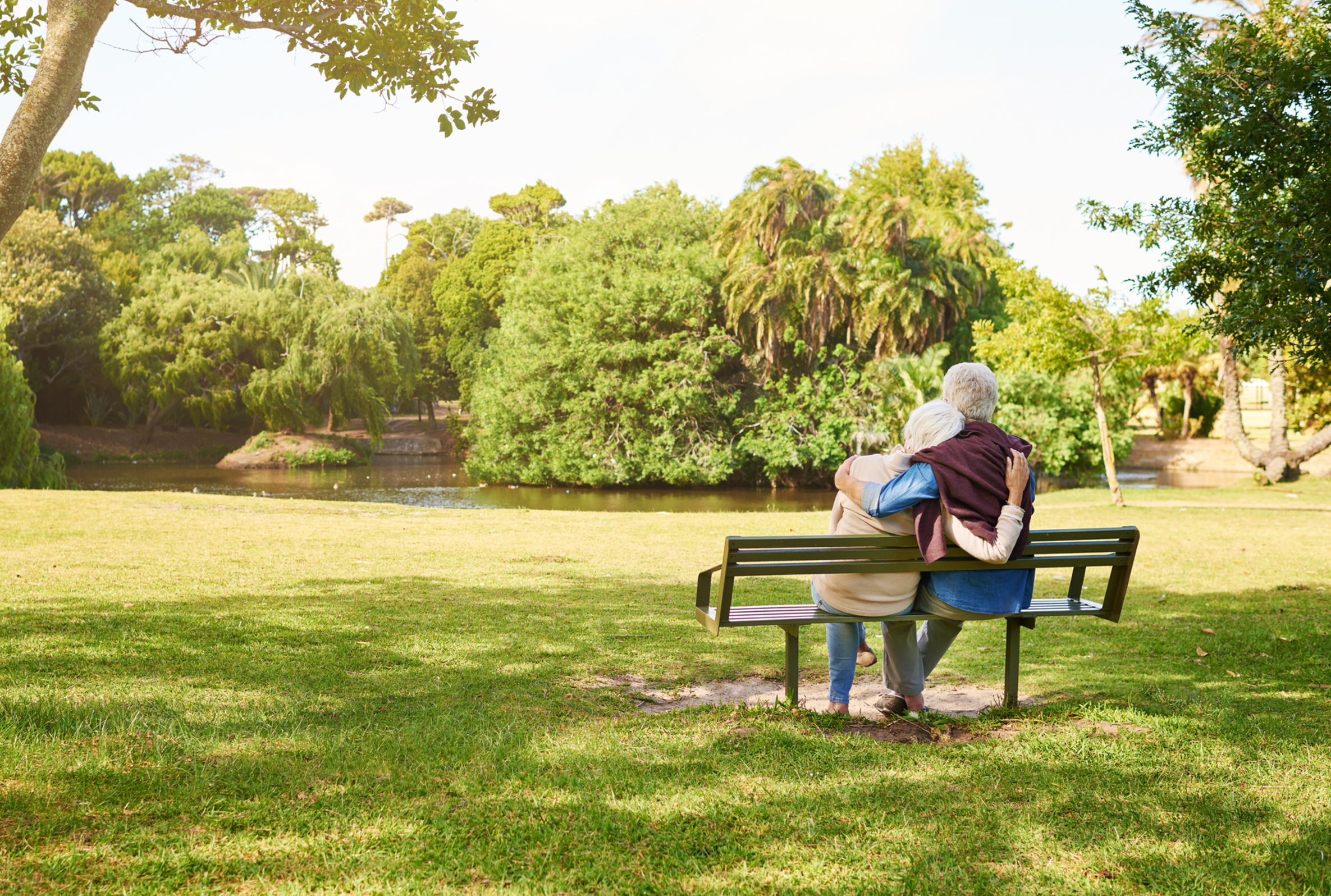 älteres Paar auf Sitzbank