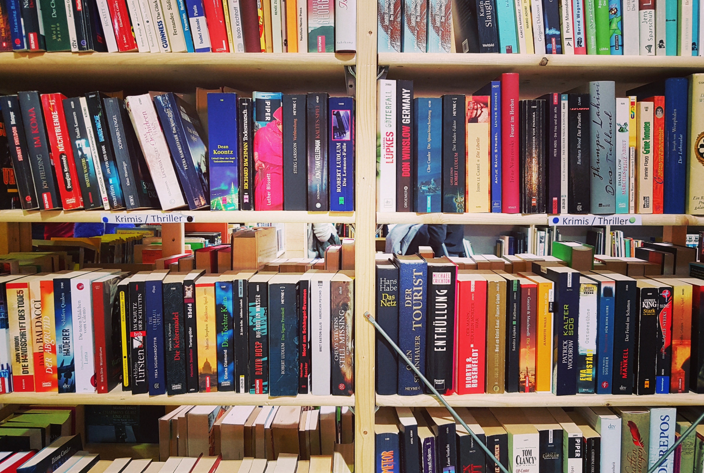 Bücherregal mit vielen Büchern