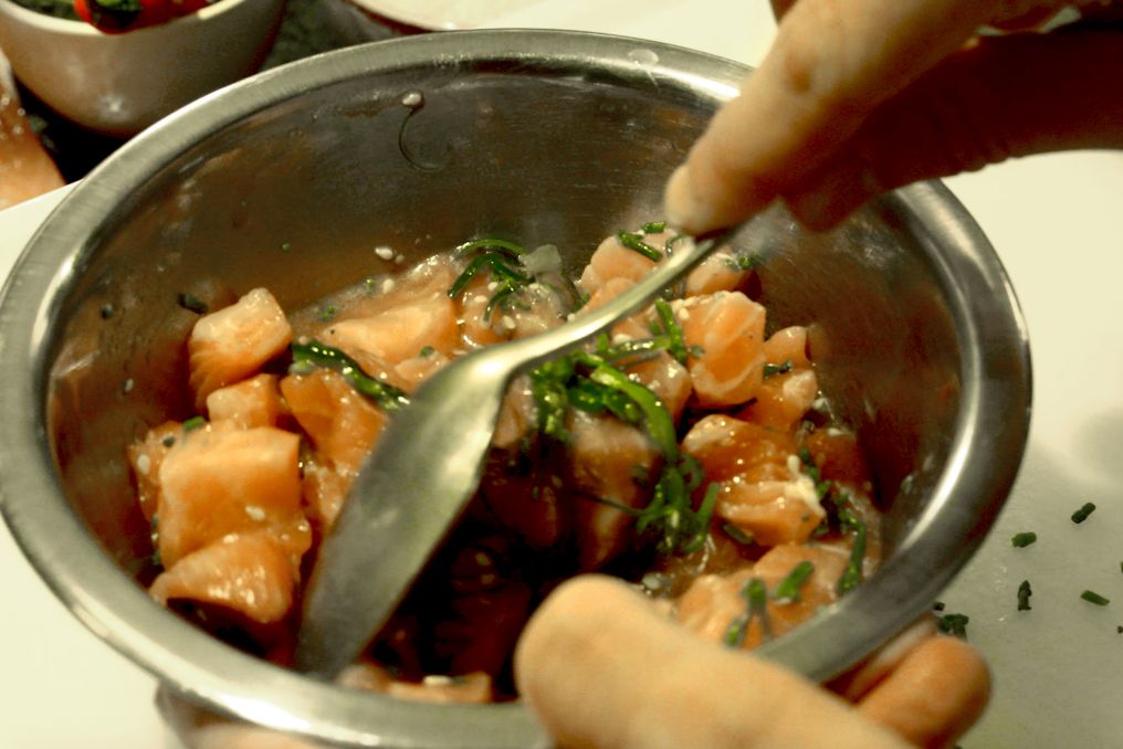 Schüssel mit Lachs und Kräutern