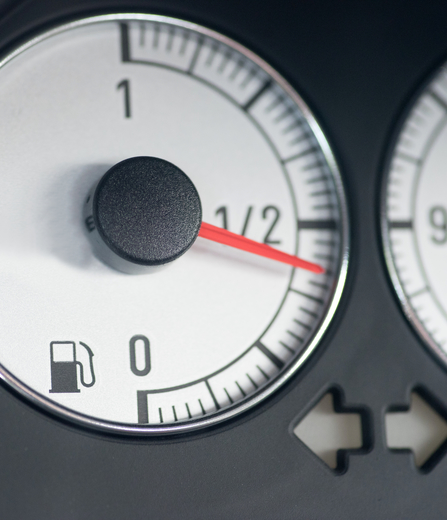 Tankanziege auf Tachometer