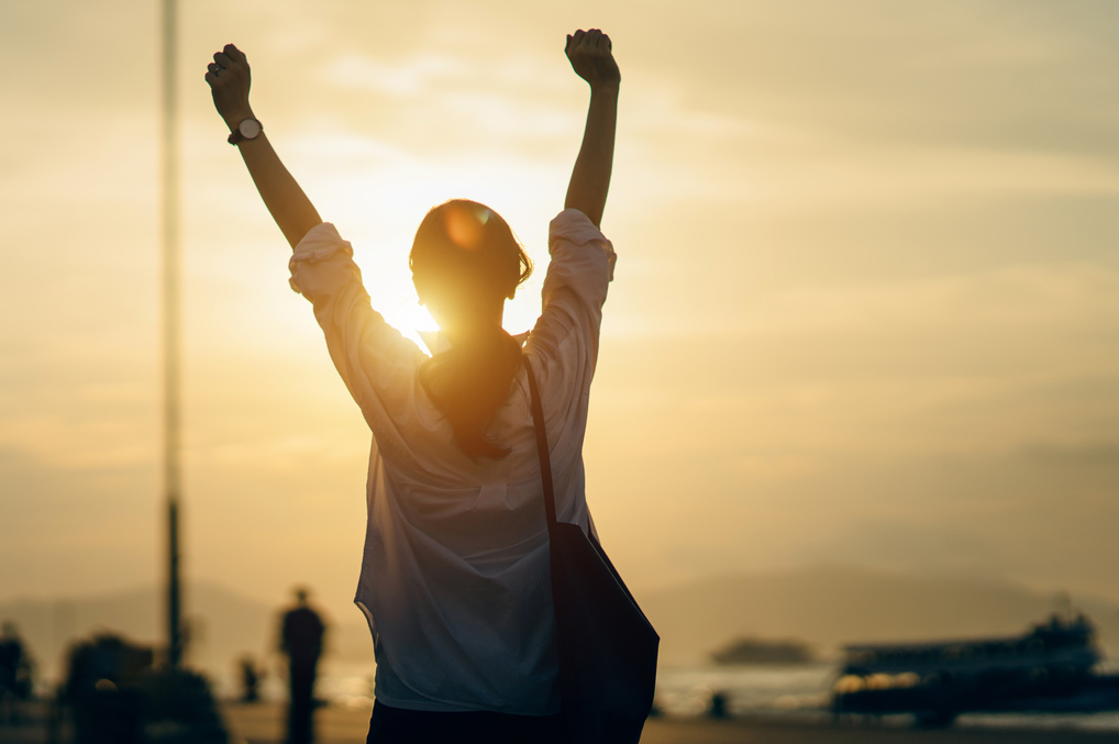 La donna allunga le braccia in aria