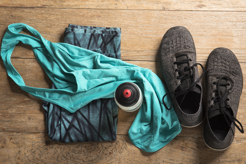 abbigliamento sportivo verde e scarpe da ginnastica nere