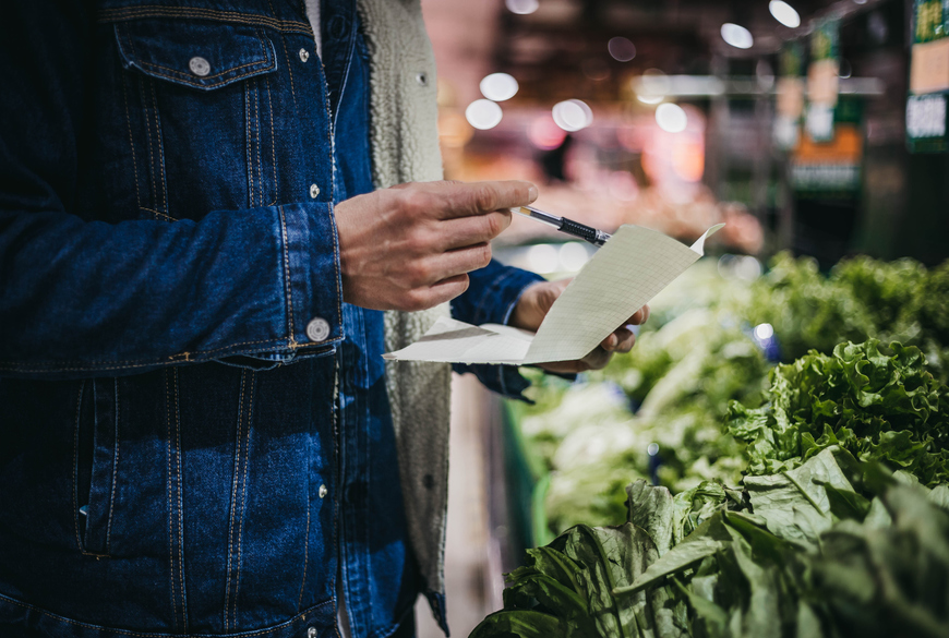 L'homme résout la tâche