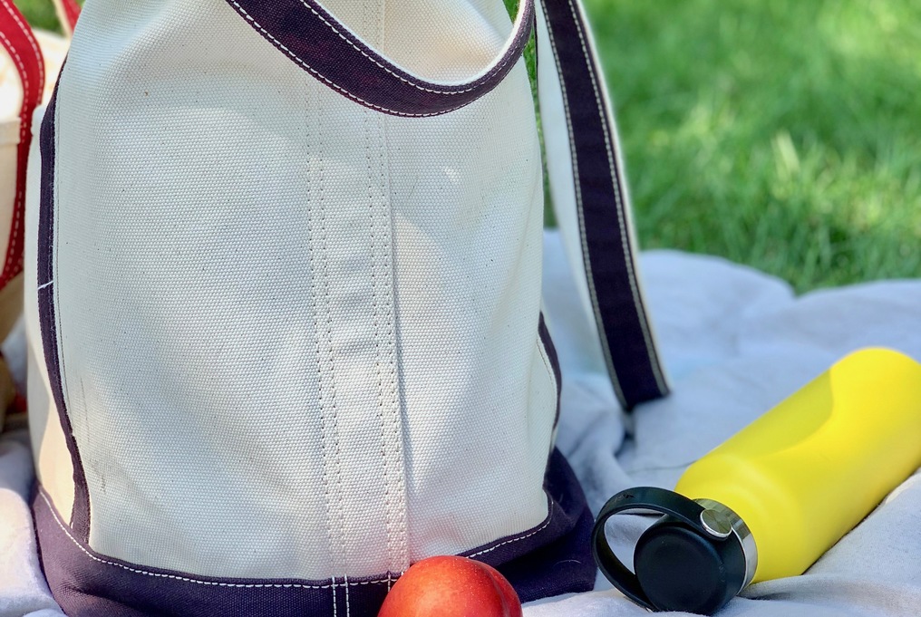 Tasche auf Picknickdecke