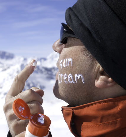 mann mit Sonnnecreme