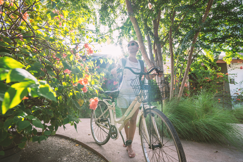 Donna con la bicicletta in giardino