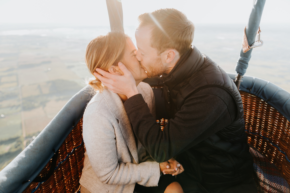 Küssendes Paar in Heissluftballon