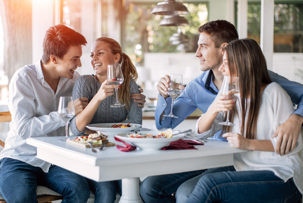 2 Pärchen beim Essen