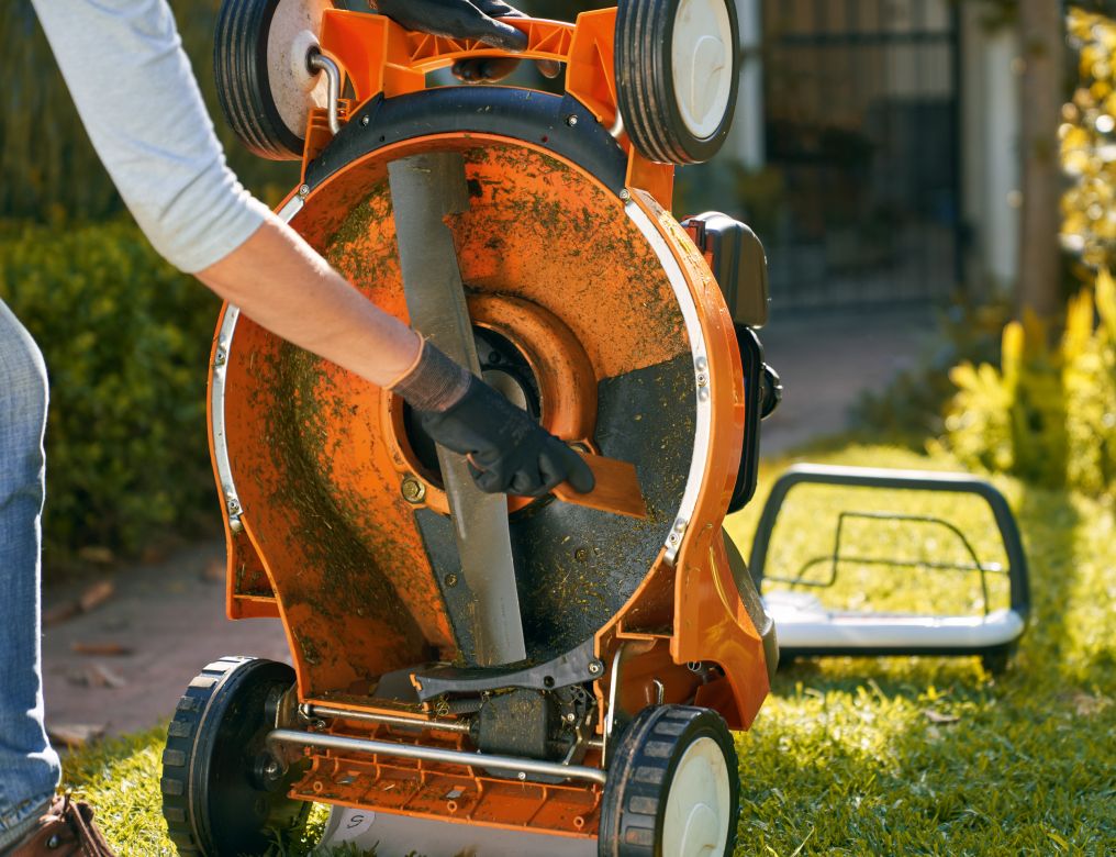 Einbrecher mit Brecheisen