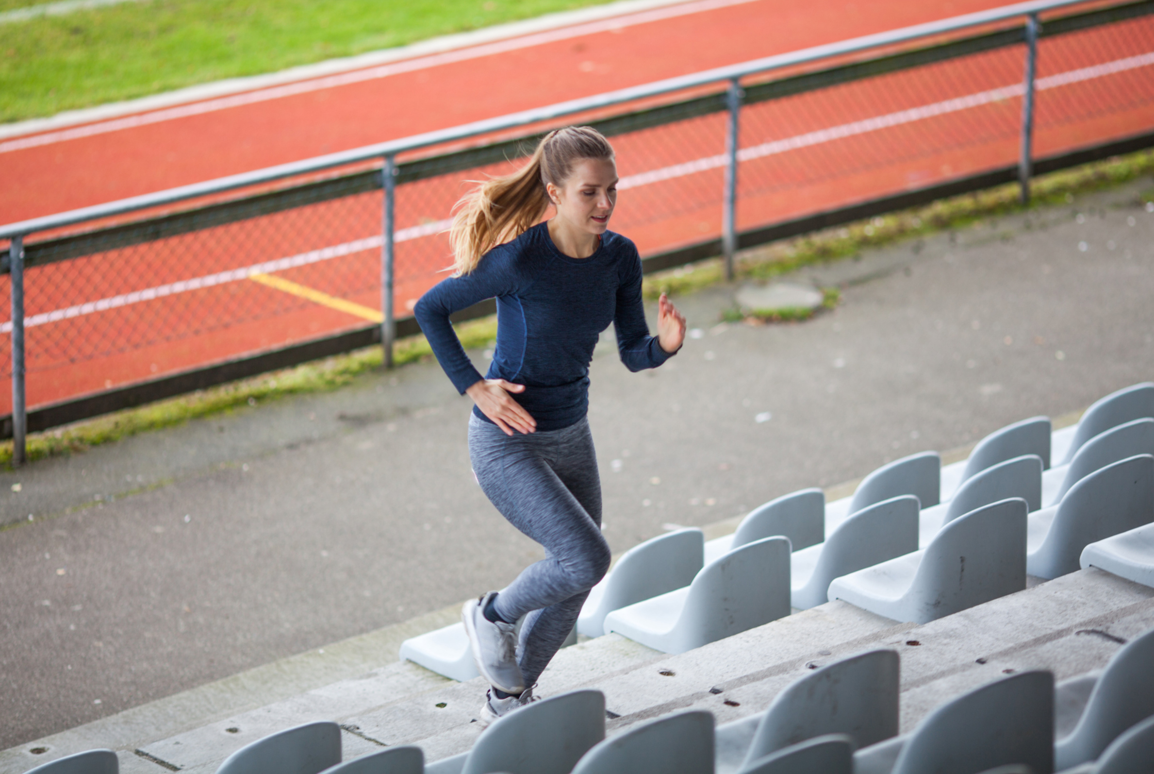 Frau bei Outdoortraining, steigt Treppen