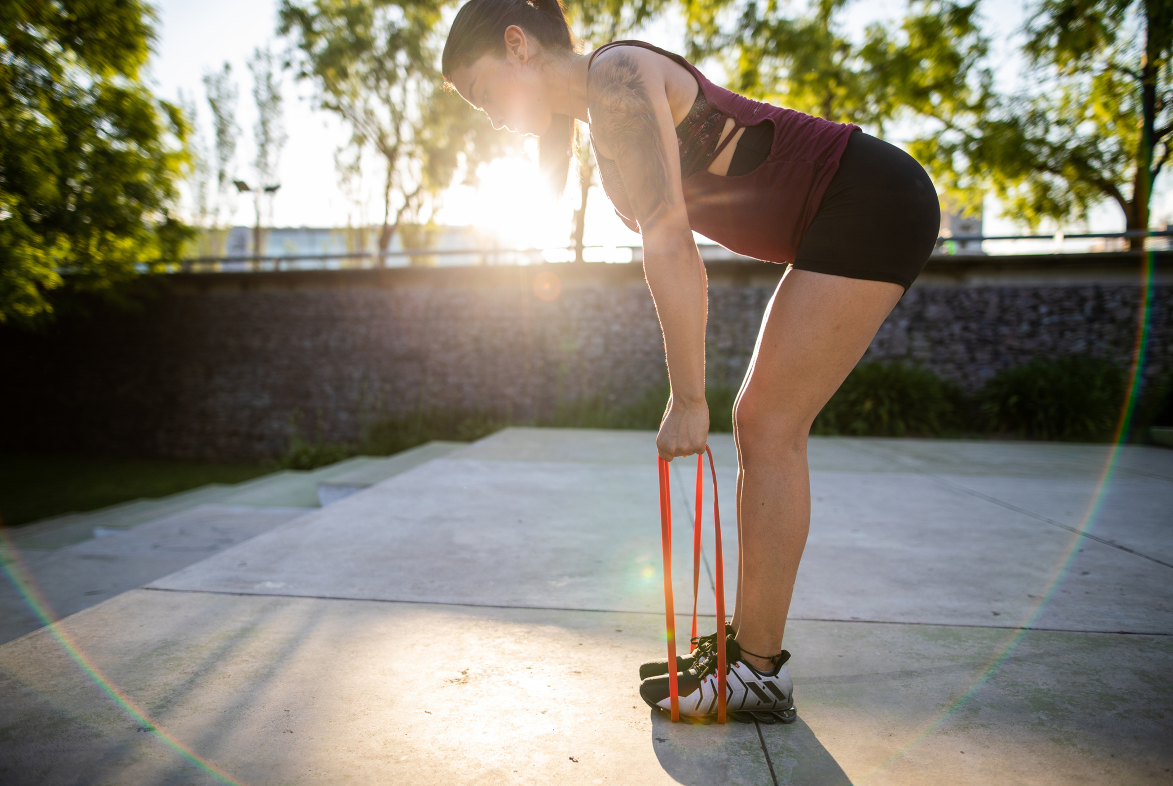 Frau beim Trauining mit Band