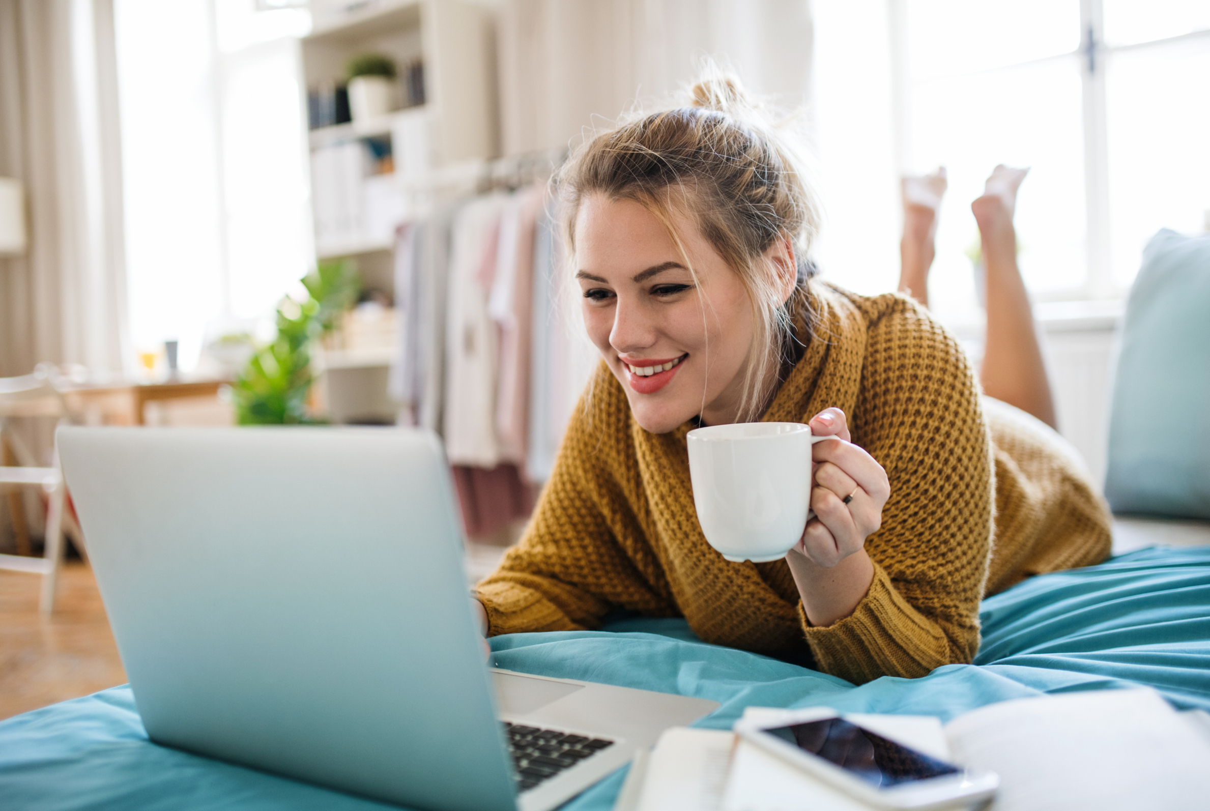 Frau vor Laptop und Kaffee