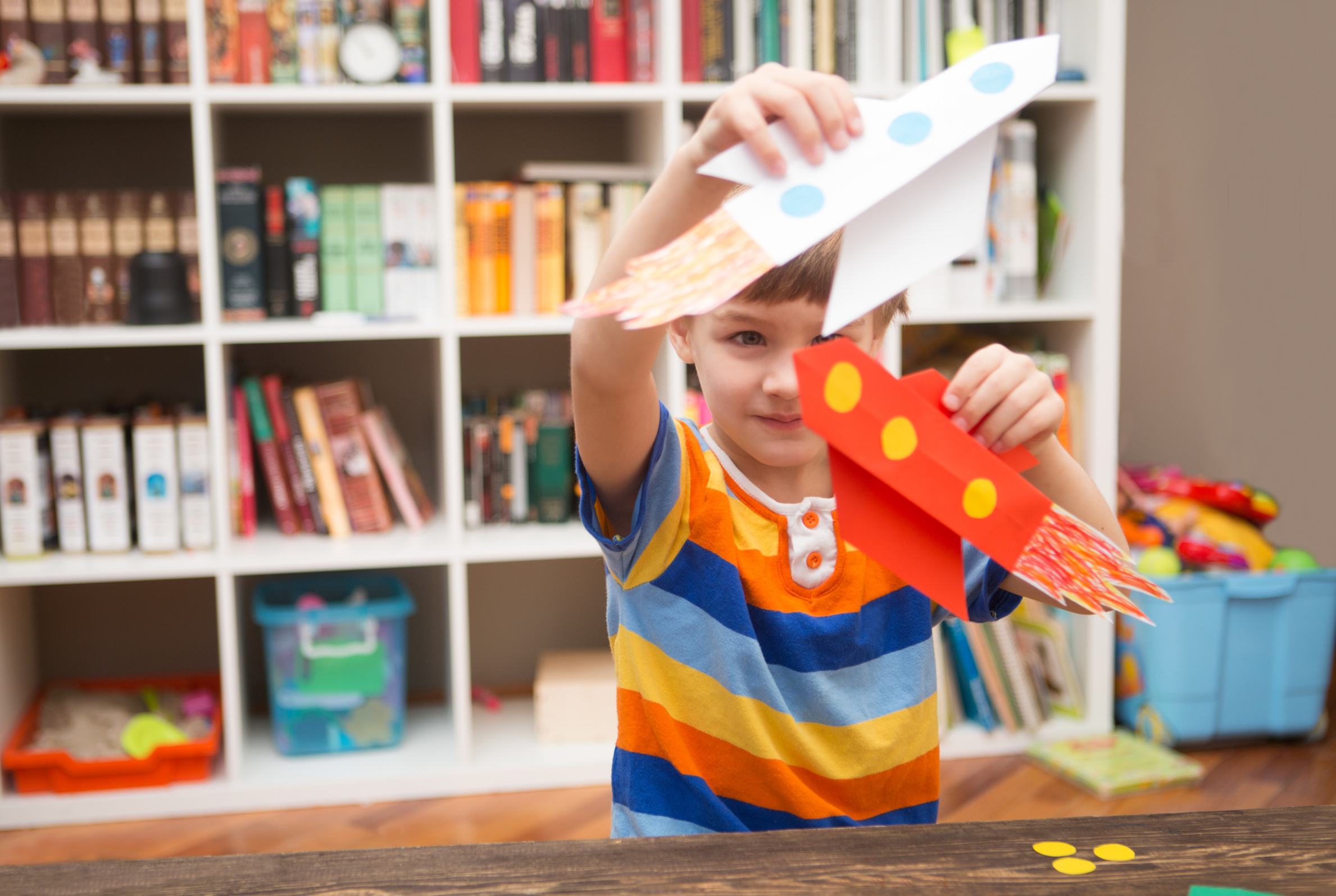 Junge mit Papierflugzeugen