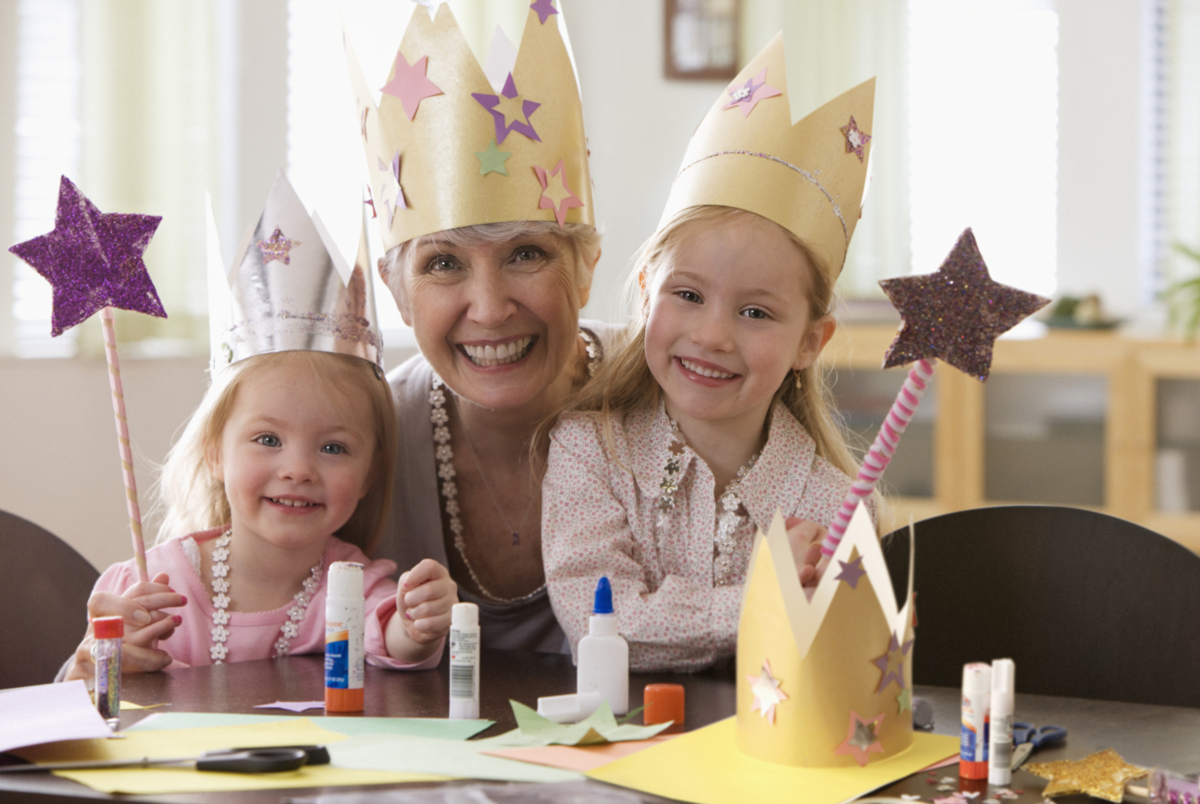 Grossmutter mit Enkelin, Krone, Basteln