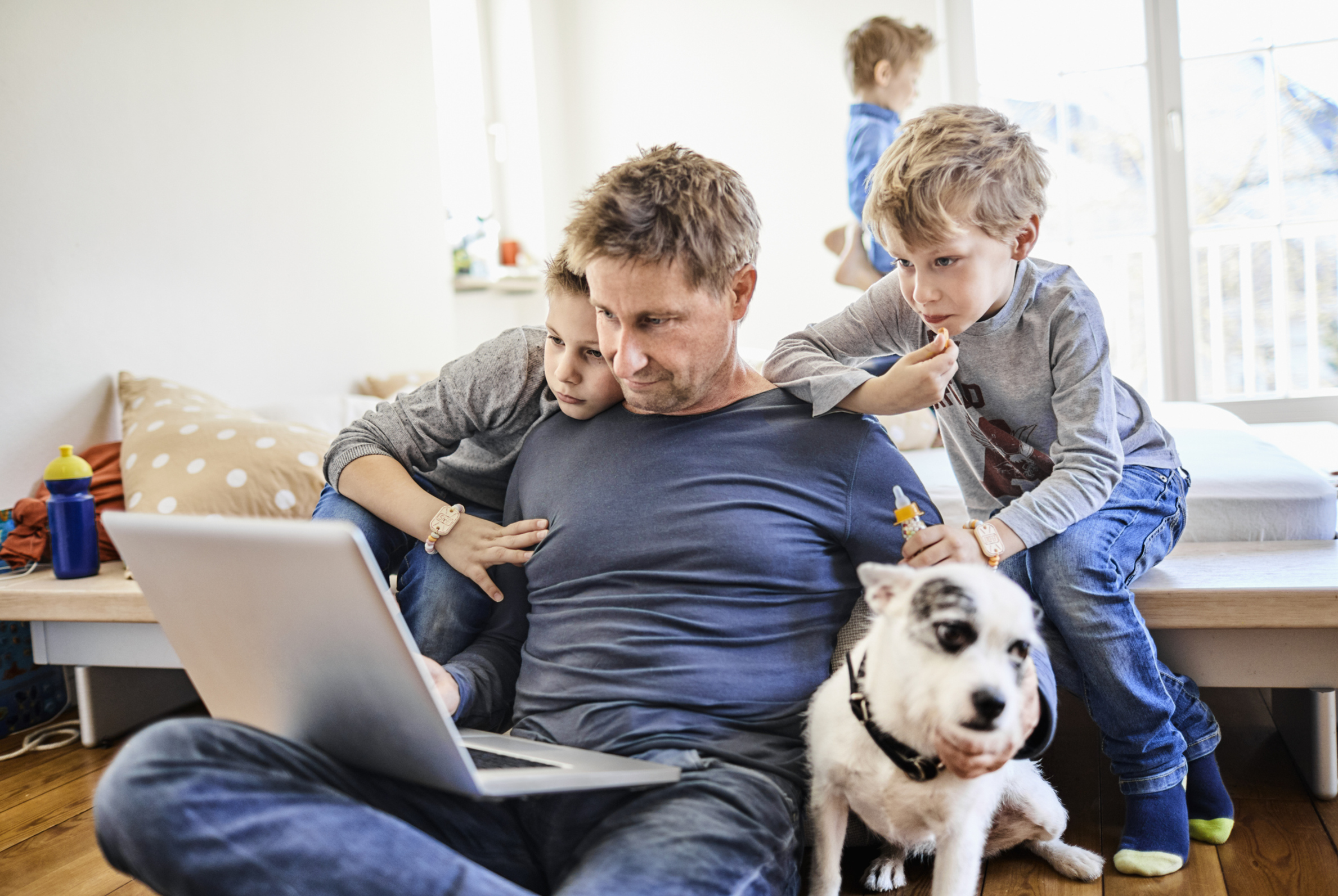 Familienvater im Homeoffice