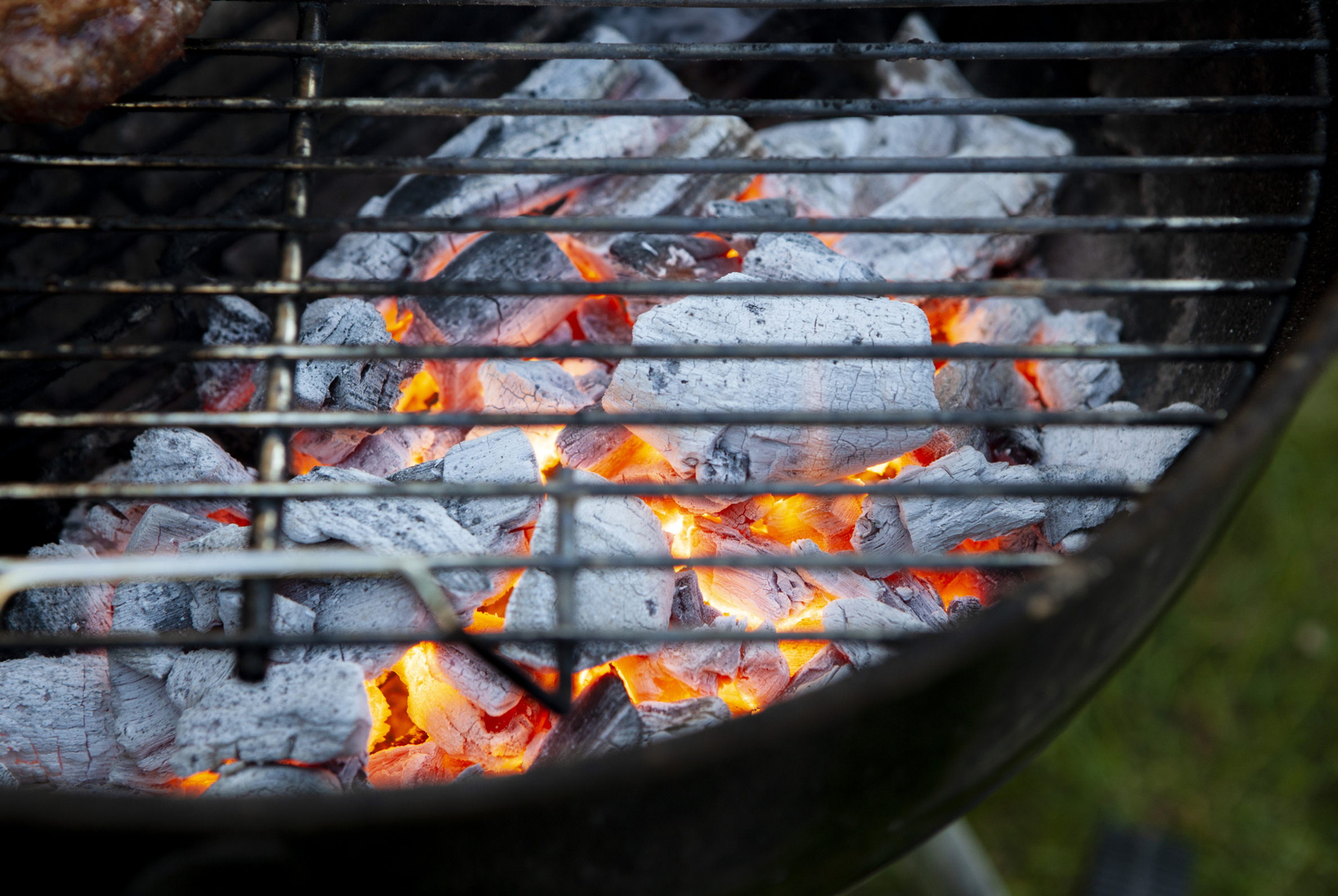 Grill mit Kohle