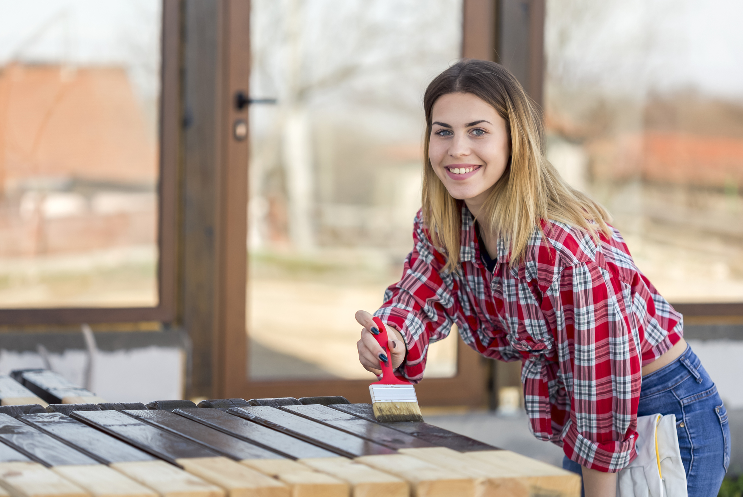 Une femme qui peint un tableau
