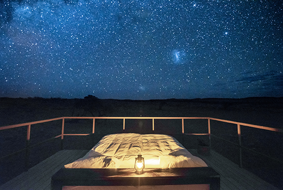 Bett unter Sternenhimmel